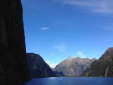 Milford Sound, onwaarschijnlijk steile granieten wanden, uitgesleten door gletsjers!