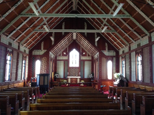 St Mary's Church, Tikitiki, vol met wood carvings en flax kunst. Christ meets Maori culture!