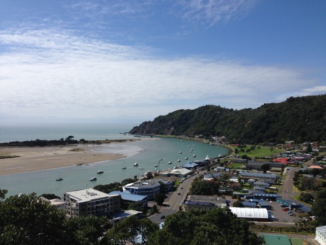Whakatane vanaf een andere Pa, achter die landtong ligt Ohope.