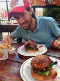 Het tweede biertje ging al beter dankzij de kangoeroe burgers... Check dat hek!