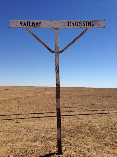 The Old Ghan Rail way, hier even zonder dadel bomen.