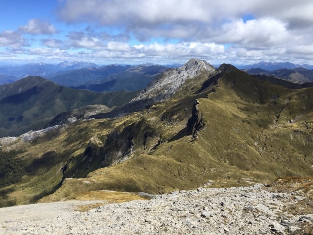 En stunning views over Nelson Lakes National Park @ Mt Arthur summit