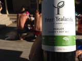'Outdoor proof' uiteraard in een lichtgewicht plastic fles! Briljant!