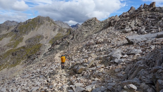 Even de enkeltjes goed vastzetten in de stappers! Daar achter die volgende ridge ligt Lake Angelus!