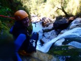 Roetsjend langs zip lines...