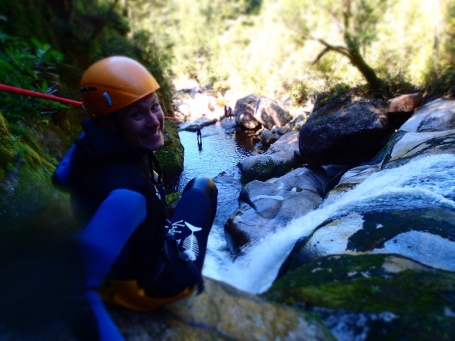 Roetsjend langs zip lines...