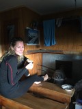 En dan warm gedoucht, in het thermo-hut-pak, met Milo voor de kachel.. Beter wordt het niet!