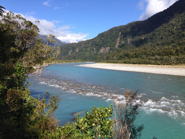 Het eind van de bulderende Karangarua gletsjer rivier in de Copland Valley.