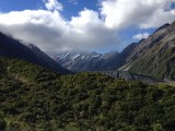 Lekker klauteren tegenover Mt Cook, daar ergens in die wolk... Morene muur achter de bosjes.