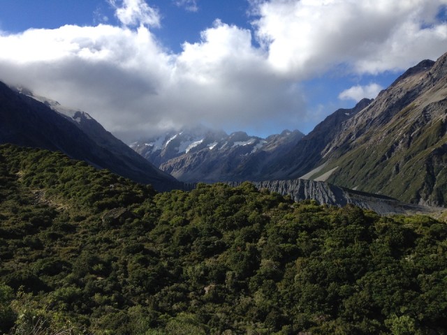Lekker klauteren tegenover Mt Cook, daar ergens in die wolk... Morene muur achter de bosjes.