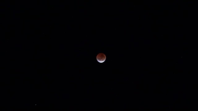 Oja, en even een moon eclipse meegepakt natuurlijk. En pas op met turen naar de sterren!