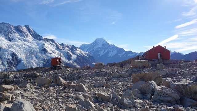 Next morning Mueller hut en toiletje met serious views!