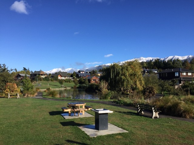 Hamner, Besneeuwde bergen en uiteraard een picknick area met BBQ, dat is logisch.