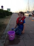 Spelen in haven Sukosan met nieuwe hello Kitty emmer