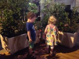 Samen met Valerie de bloemen bekijken