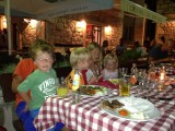 De kinderen aan tafel