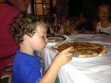 Olivier krijgt een grote pizza, zijn favoriet