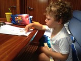 Stickers plakken in de kajuit