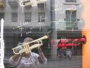 In Tours een muziekwinkel met gekleurde trompetten