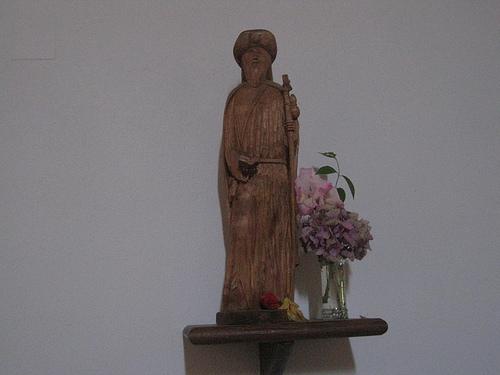 Houten beeld van St. Jacobus kerk in Triacastela