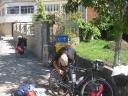 Roel plaatst nieuwe remblokjes op mijn fiets