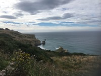 Beneden ligt Tunnel Beach