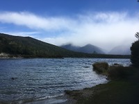 Schitterend uitzicht vanaf de oever van de rivier
