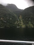 Waterval en laaghangende bewolking