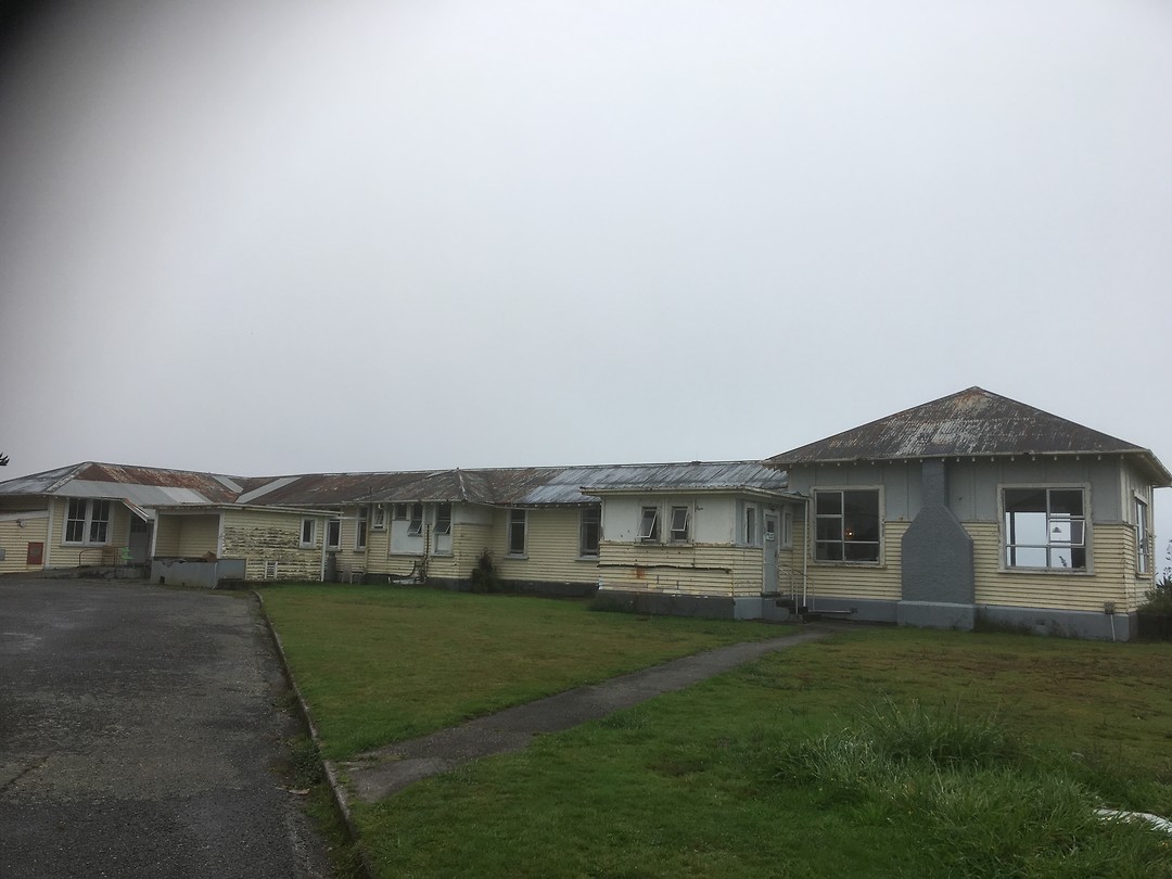 Voormalig psychiatrisch ziekenhuis, nu keuken, woonkamers, wc's etc.