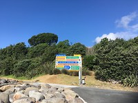 Hier achter/boven ligt de camping
