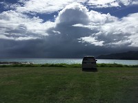 Dreigende lucht ergens aan een baai SH 35