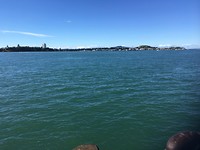 Zicht naar Devonport en Rangitoto Island