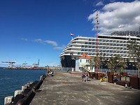 Mega cruiseschip, maar wel onder Hollandse vlag😊