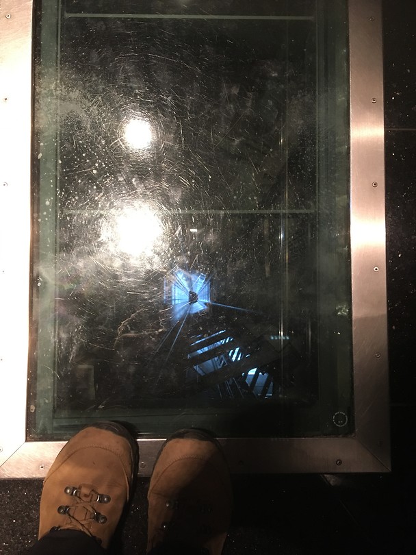 In de lift op level 60, best raar zo’n glazen stukje vloer