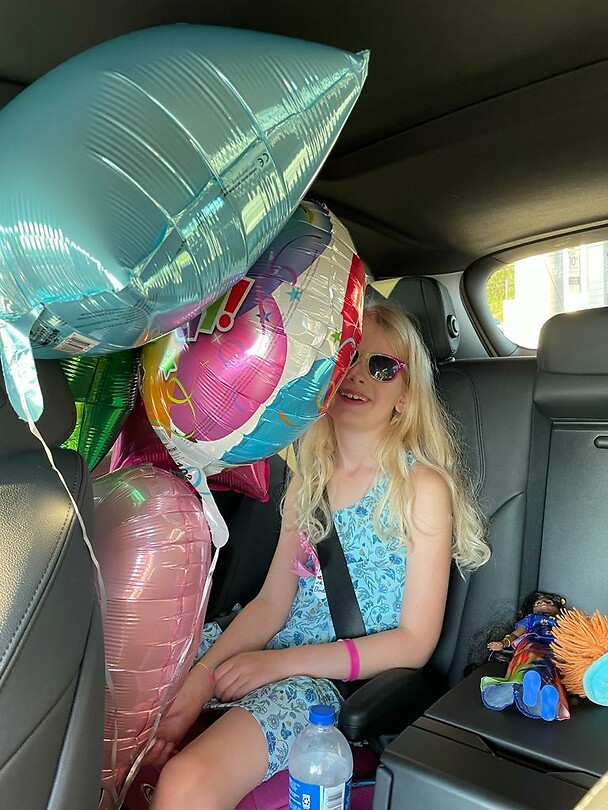 Met ballonnen in de auto