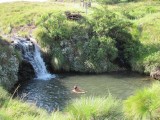 44. Pool en waterval op  land van de hostel