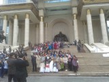 concurrerende feestgangers op de trappen voor held ('bator') Chinggis