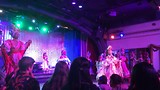 dansen met grote hoofdtooien
