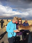 Lama coca blaadjes voeren samen met marysol