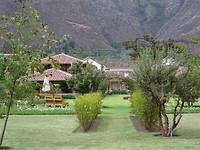 Vanuit de grote tuin met hotel op achtergrond