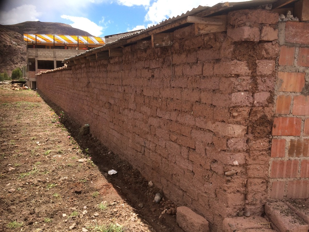 Muur gebouwd van poep, is aardbeving safe