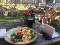 Eten in het Monbijou park