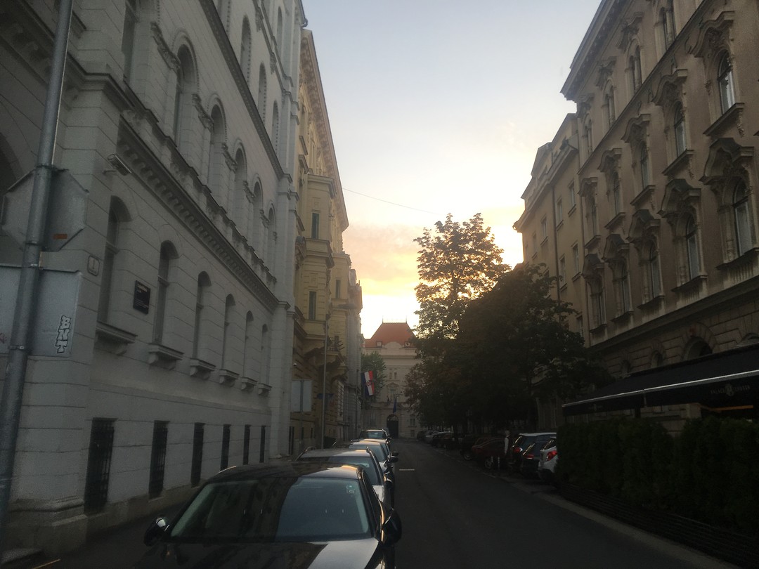Straatje in Zagreb met mooie lucht