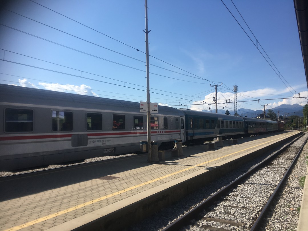 Uit de trein stappen, in de bergen
