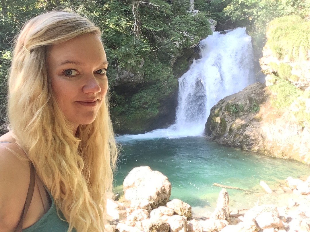 Bij de waterval