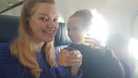 Welkomstdrankje in het vliegtuig