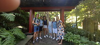 Groep + vinger van de camera meneer