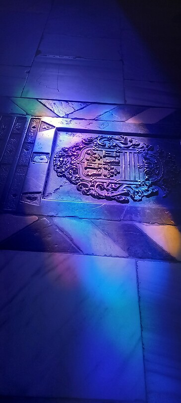 Glas in lood lichtinval op de grond