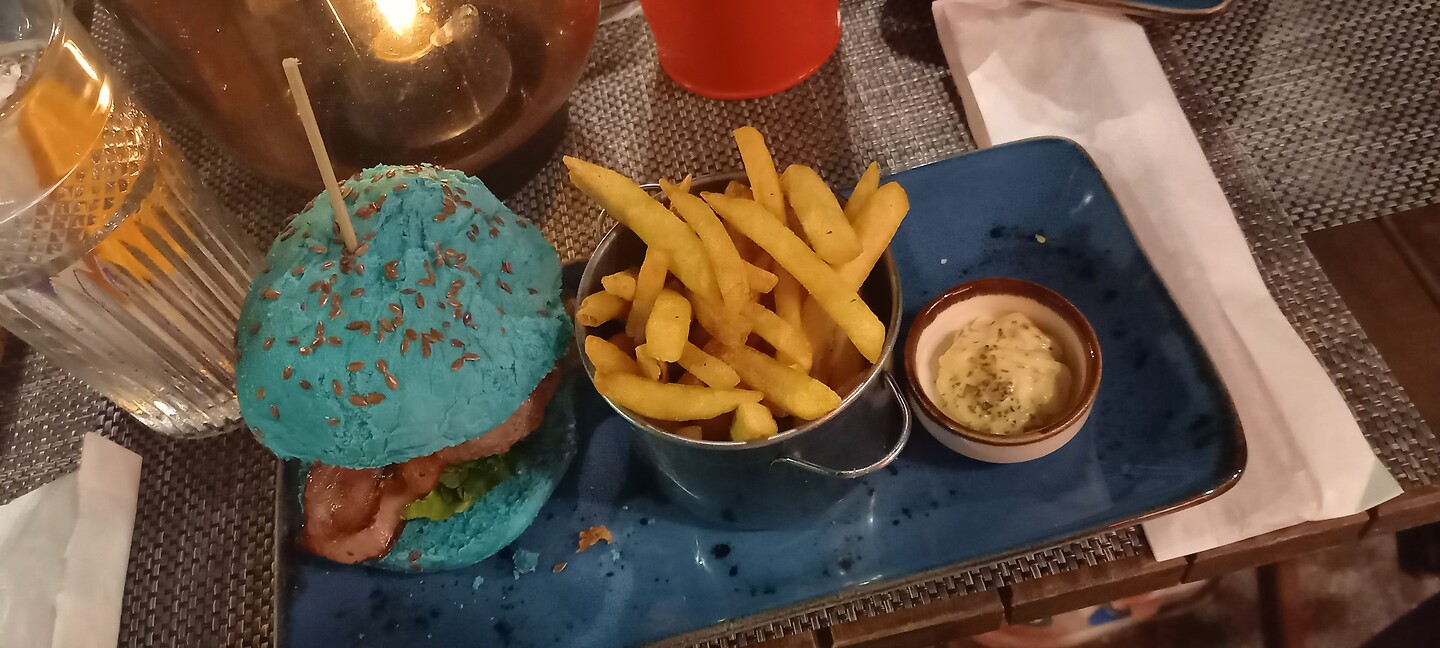 Een blauwe hamburger!