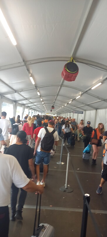 2,5 uur in de rij op Schiphol